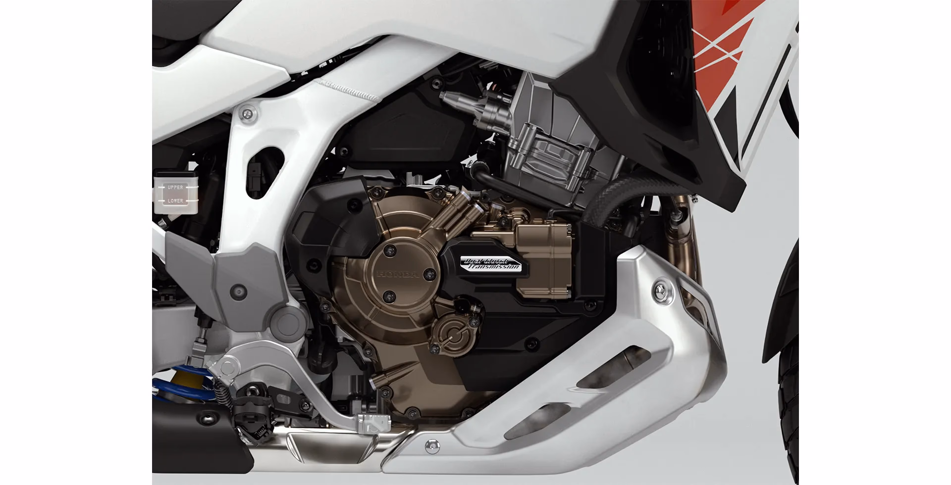 Detalhe do motor DCT frontal da CRF 1100L Africa Twin Adventure Sports ES branco perolizado - 9 de 24